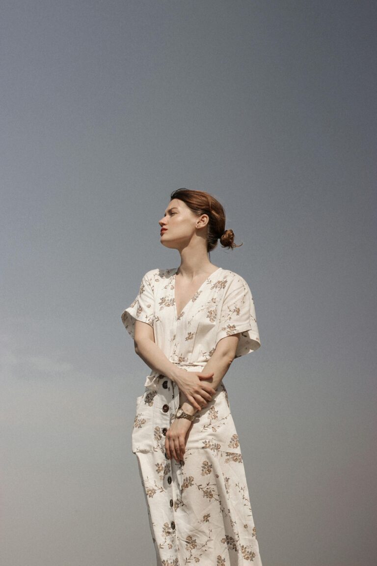 Mulher de vestido olhando para o horizonte. Pensando na terapia