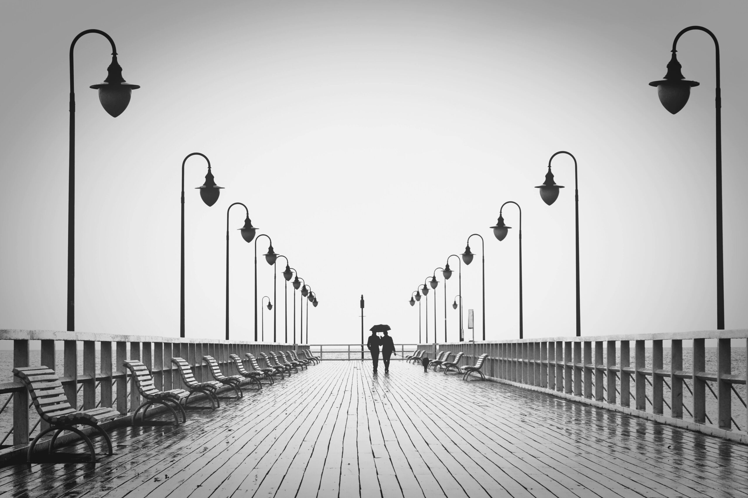 amor entre duas pessoas numa ponte. foto em preto e branco
