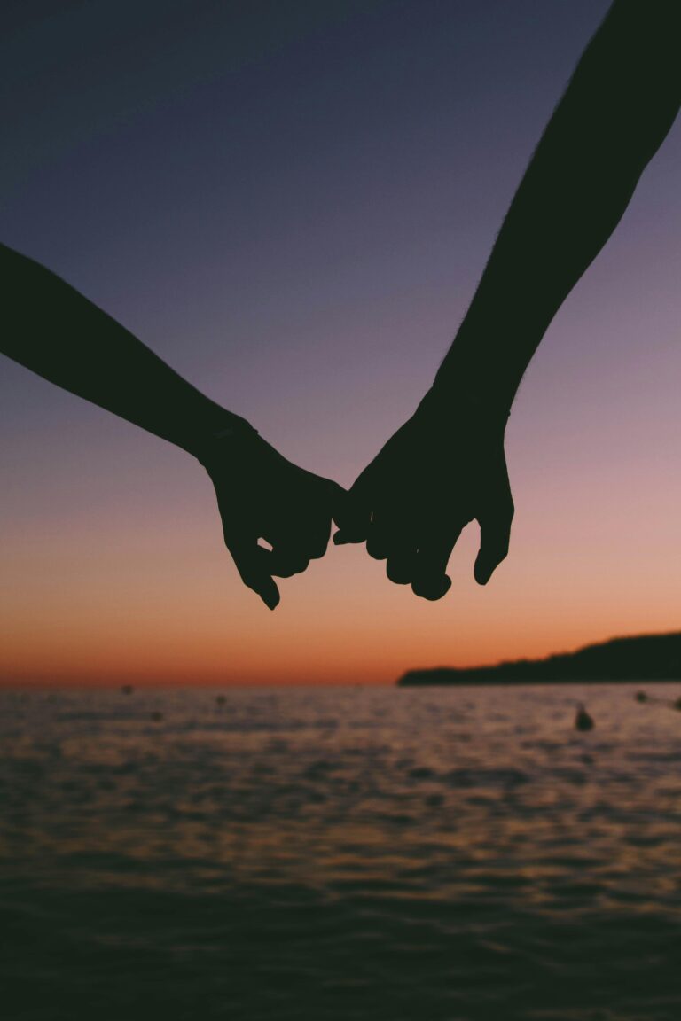 Casal de mãos dadas com pôr-do-sol ao fundo. Lipedema-casal